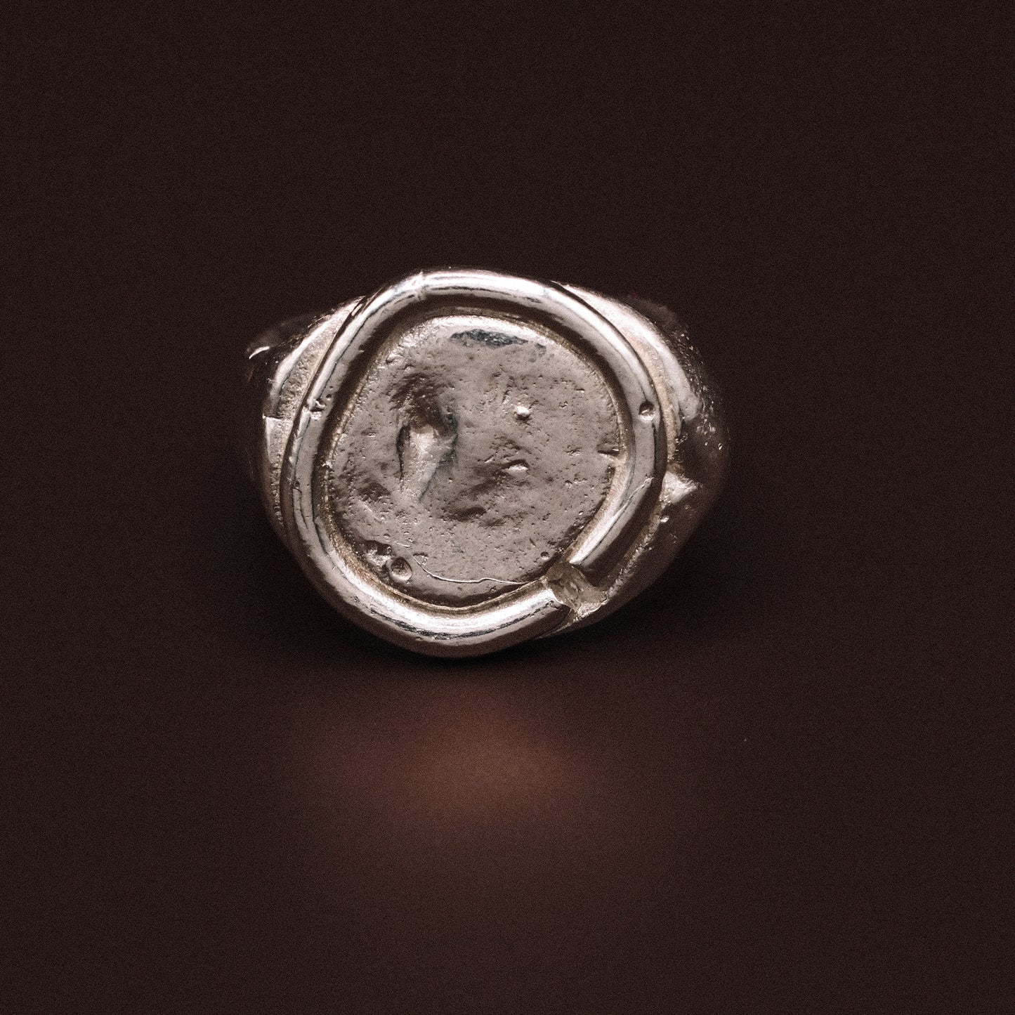 Silver ARTE ring with a textured surface and an antique look