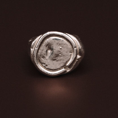 Silver ARTE ring with a textured surface and an antique look