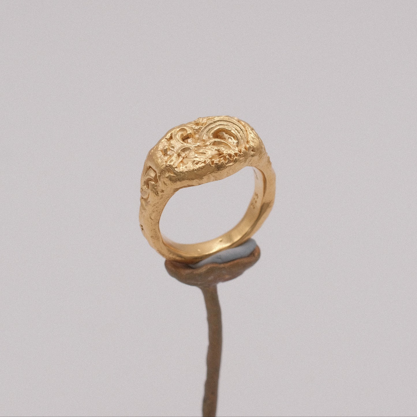 18k gold Atlantis ring on stand