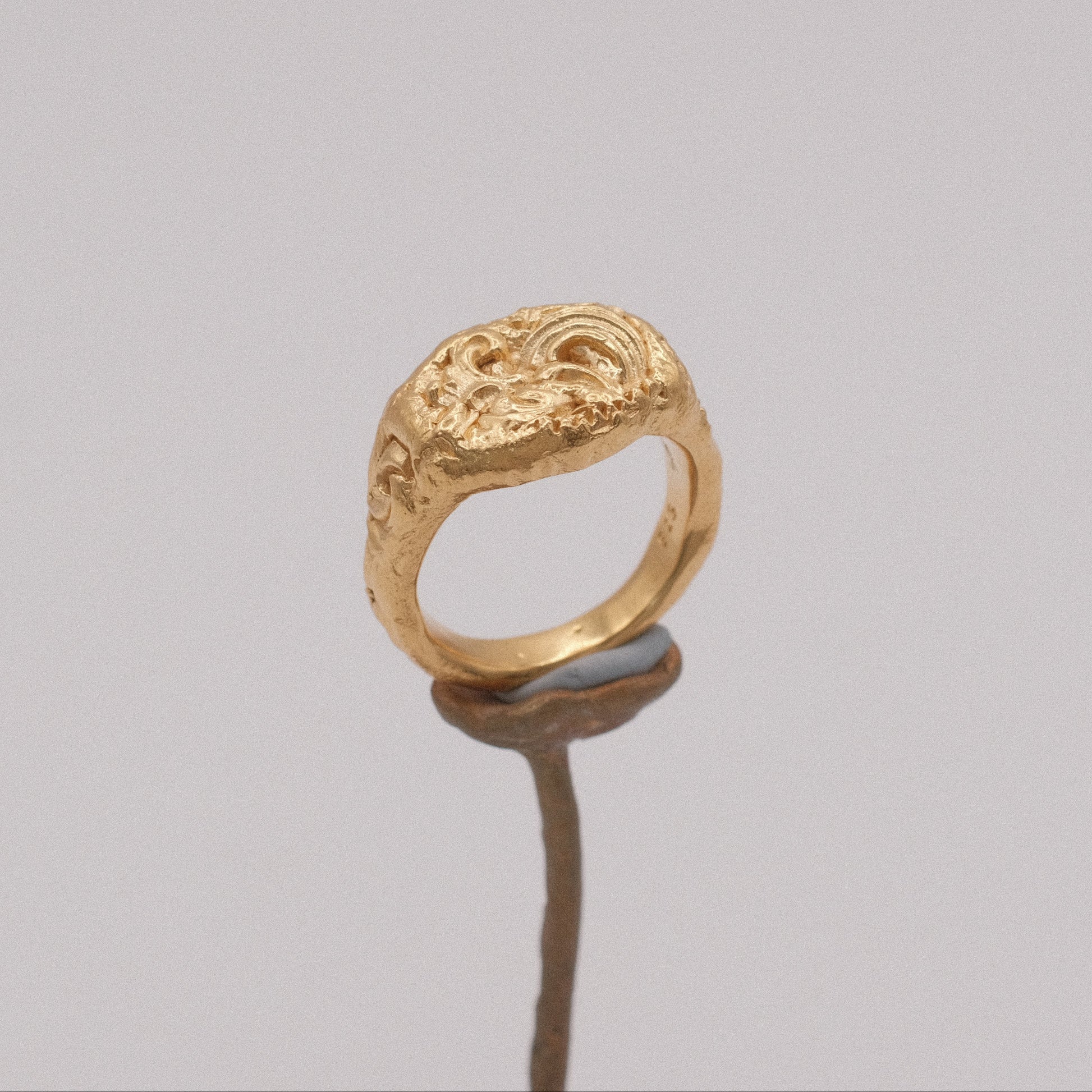 18k gold Atlantis ring on stand