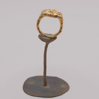 18k gold ATLANTIS ring on a metal stand